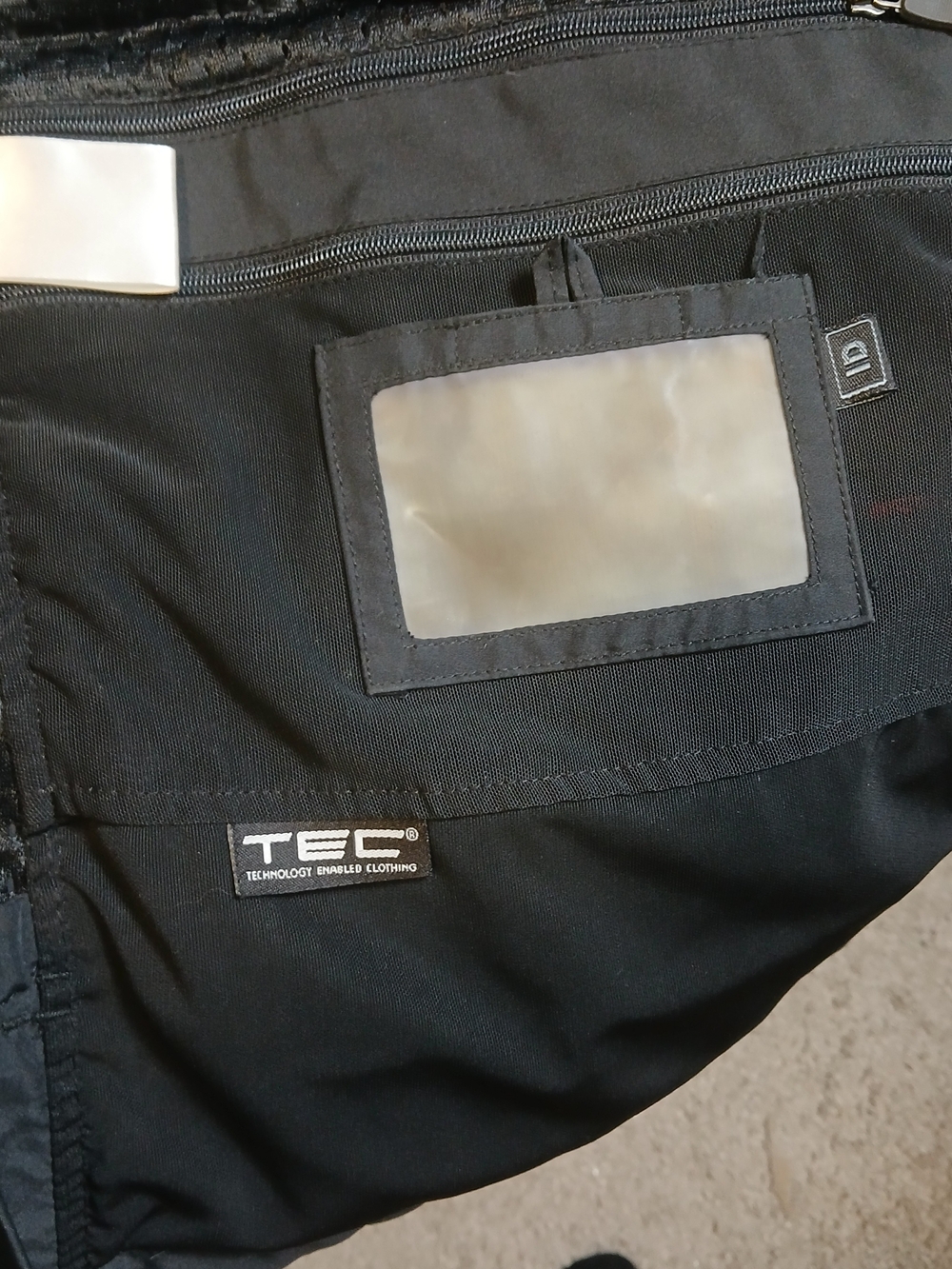 black SCOTTeVEST utility travel vest featuring a full-zip front READ - Picture 10 of 10